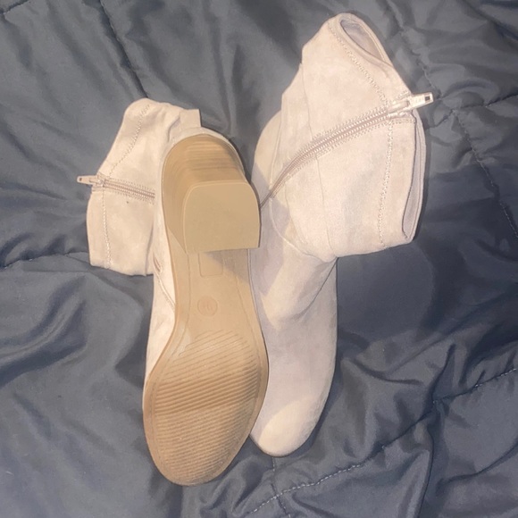 NWOT Tan heeled boots. Size 9.5 - Picture 2 of 3